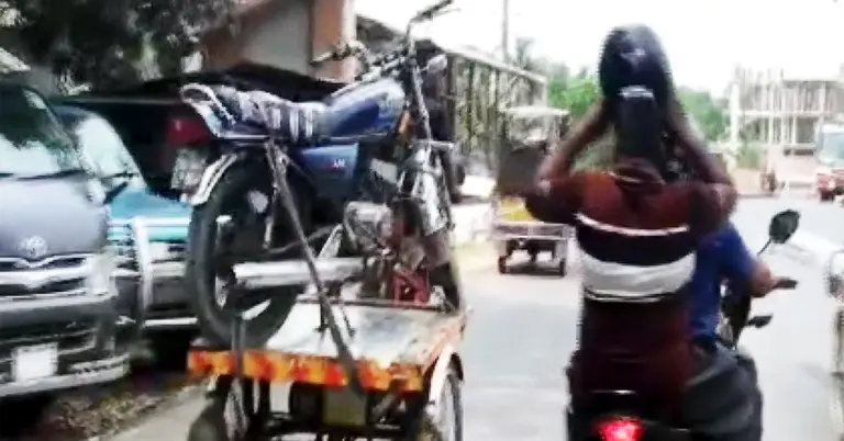 ভ্যানে মোটরসাইকেল নিয়ে ঘুরছেন আরোহী